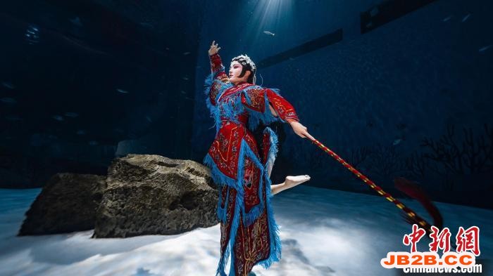 “水下刀马旦”演员王玥身着近10公斤配重的服装进行水下表演。　徐银 摄