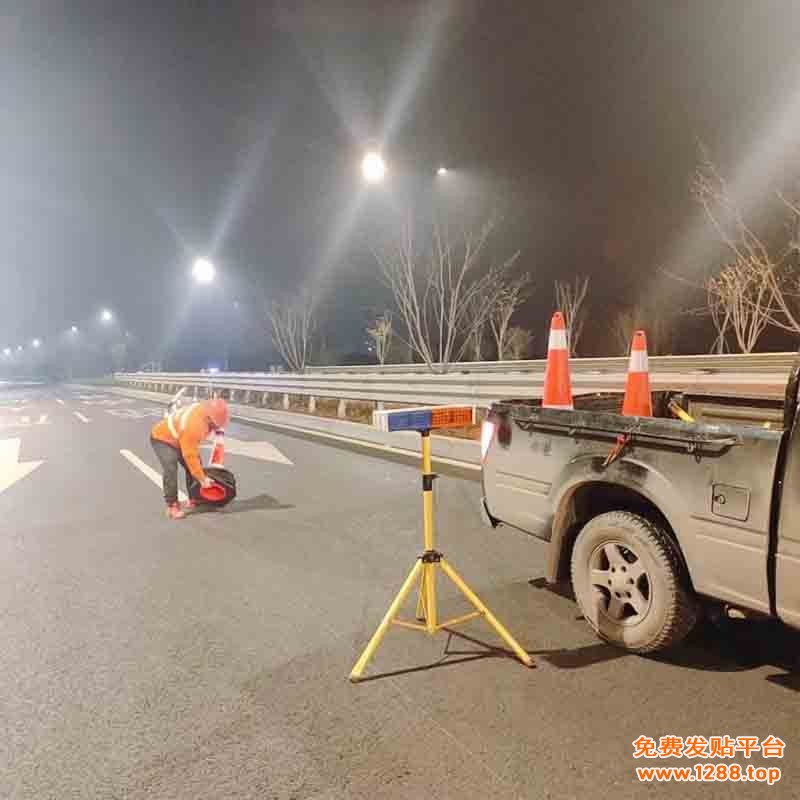 移动一体式太阳能警示灯